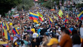 Vetos y deportación de observadores agravan tensión antes de elecciones en Venezuela