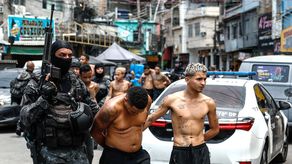 Habitantes de las favelas en Río de Janeiro hallan 40 cadáveres tras operación policial
