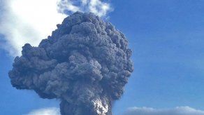 Dos volcanes registran erupción y lanzan ceniza en Guatemala