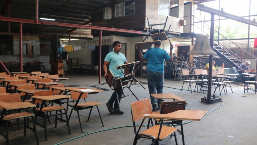 Privados de libertad de El Renacer reparan bancas escolares.