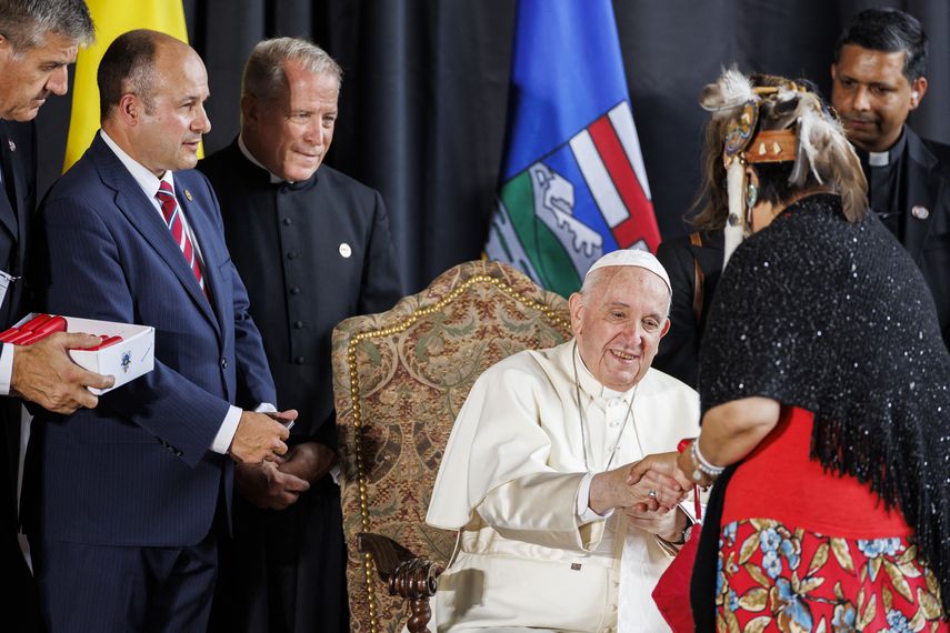 El papa Francisco llegó este domingo a Canadá para una "peregrinación penitencial" durante la cual pediría perdón a los indígenas sobrevivientes de abusos.