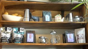 Además del café y la exhibición de arte en el local en Boquete, también hay antiguos instrumentos que se utilizaban para el proceso del grano en forma artesanal.