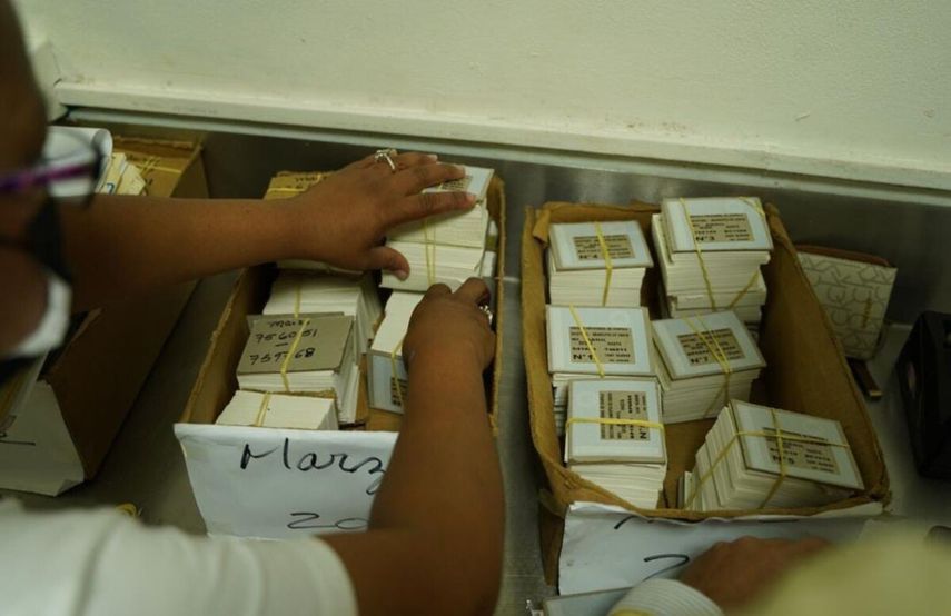 Los stickers se están entregando en las instalaciones del mercado San Mateo de David.