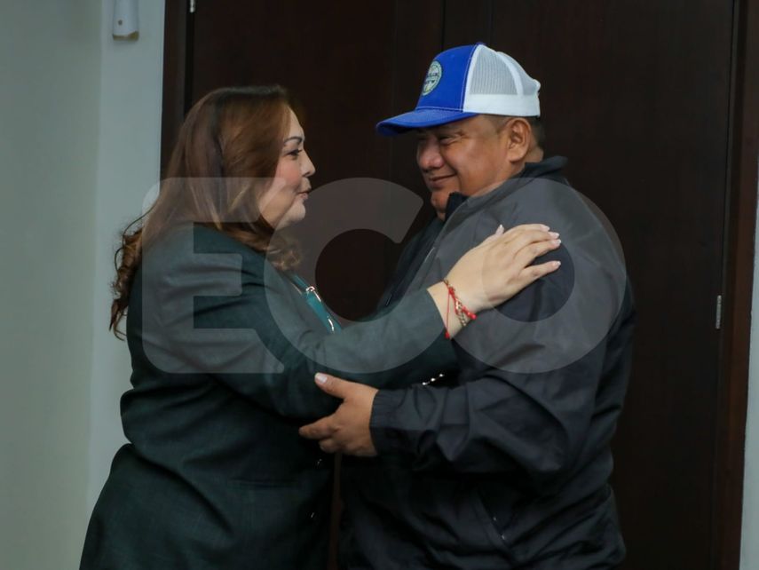 Diálogo en el legislativo. Presidenta de la Asamblea Nacional, Dana Castañeda, saluda al dirigente Francisco Smith. Diálogo en el legislativo. Presidenta de la Asamblea Nacional, Dana Castañeda, saluda al dirigente Francisco Smith.