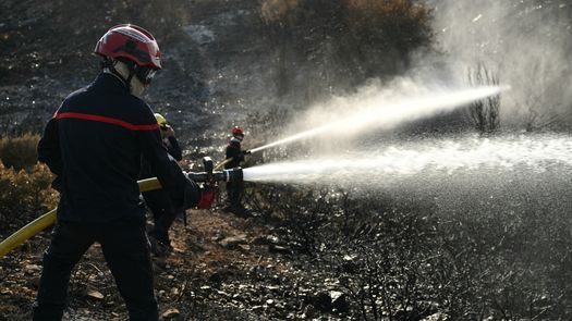 Bomberos luchan por extinguir gran incendio forestal en Francia en plena ola de calor