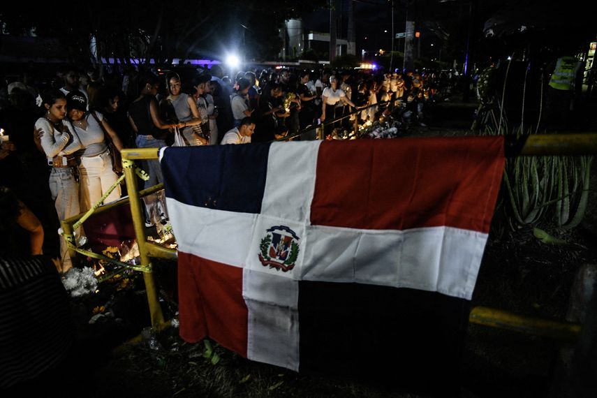 La fiscalía de República Dominicana informó este viernes que recibió 14 nuevas denuncias civiles contra los propietarios de la discoteca que colapsó en abril tras el arresto de dos de ellos. El total de acciones por parte de familiares de víctimas por este caso subió así a 82. La fiscalía de República Dominicana informó este viernes que recibió 14 nuevas denuncias civiles contra los propietarios de la discoteca que colapsó en abril tras el arresto de dos de ellos. El total de acciones por parte de familiares de víctimas por este caso subió así a 82.