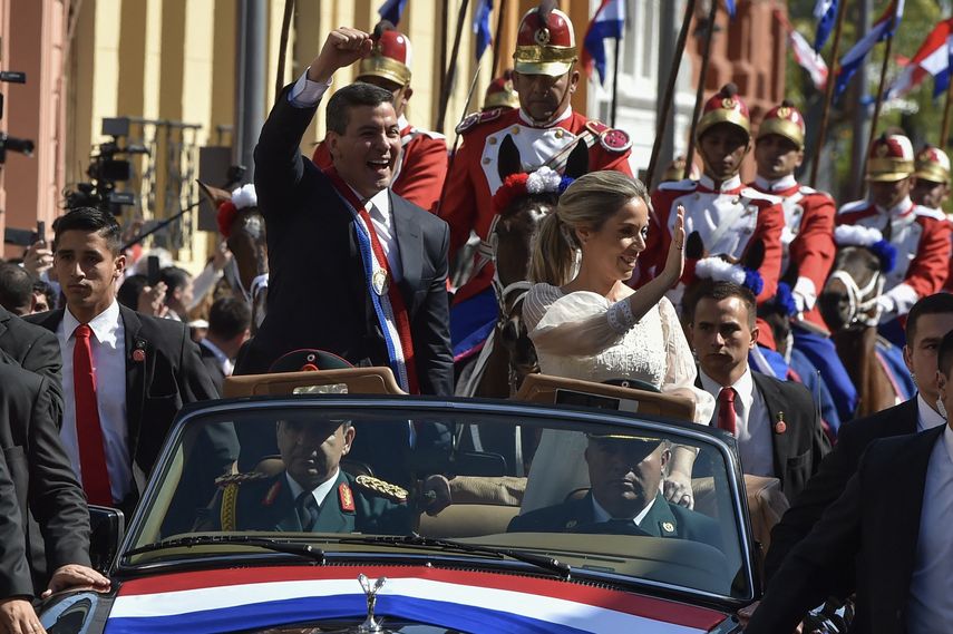 Derechista Santiago Peña asume la presidencia de Paraguay