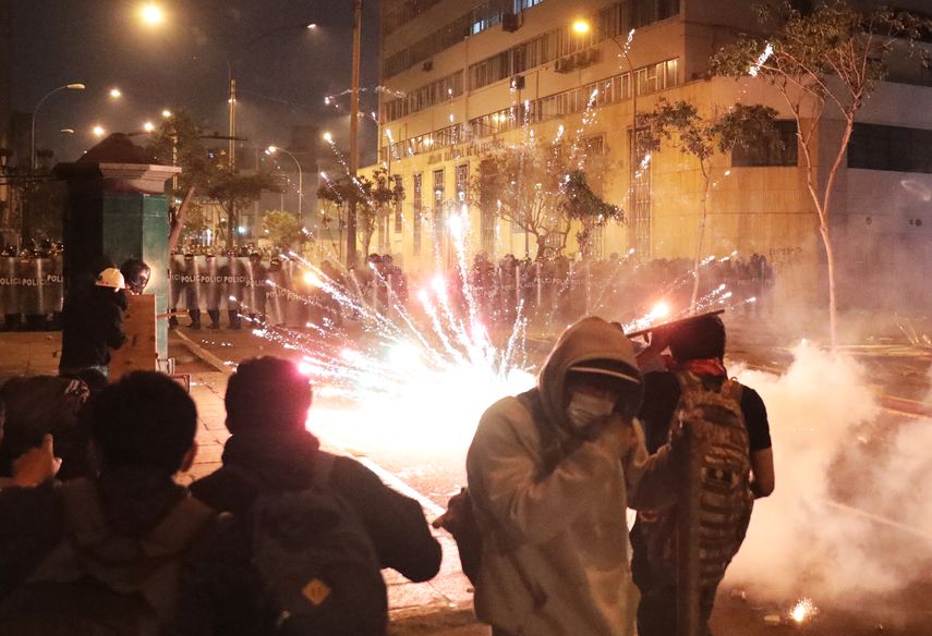 Nuevo Gobierno de Perú impondrá estado de emergencia en Lima tras masivas protestas