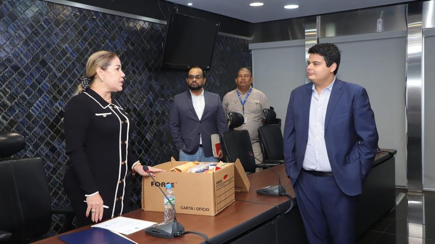 El secretario general de la Asamblea Nacional, Carlos Alvarado González, entregó a Shirley Castañeda, presidenta de la Comisión de Credenciales, las carpetas de los 66 candidatos al cargo de Contralor de la República y de los 71 aspirantes a Subcontralor. El secretario general de la Asamblea Nacional, Carlos Alvarado González, entregó a Shirley Castañeda, presidenta de la Comisión de Credenciales, las carpetas de los 66 candidatos al cargo de Contralor de la República y de los 71 aspirantes a Subcontralor.