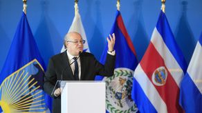 El Grupo Banco Interamericano de Desarrollo (BID) lanzó este martes dos nuevas iniciativas regionales para modernizar la logística y fortalecer el talento digital en Centroamérica, en el marco de la 39 Reunión de Gobernadores del organismo en Panamá.