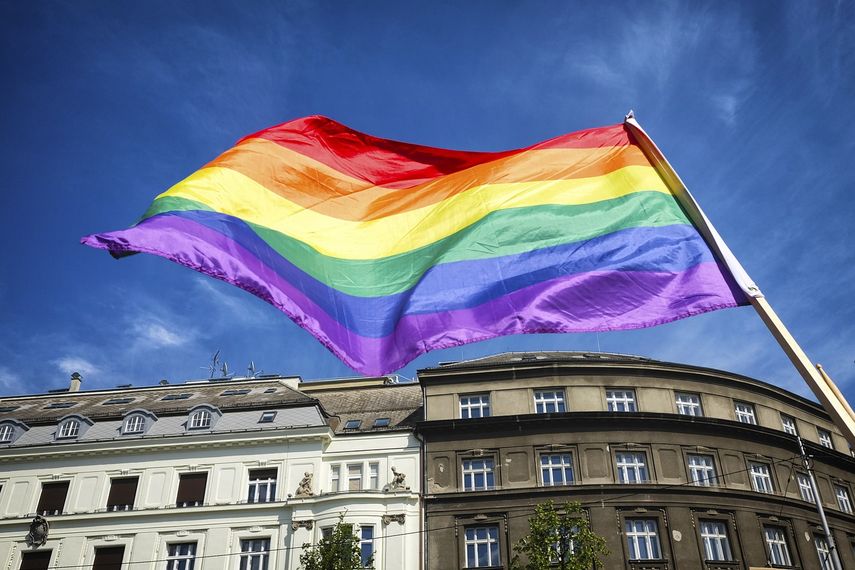 Estados Unidos: Ley de presupuesto prohíbe izar la bandera LGBT en embajadas
