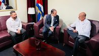 El canciller de Panamá, Javier Martínez-Acha, se reunió este miércoles en su visita a Cuba con los diez panameños detenidos por supuestamente realizar pintadas contra el Gobierno de la isla, y comprobó que están recibiendo un trato humanitario y la debida asistencia legal. El canciller de Panamá, Javier Martínez-Acha, se reunió este miércoles en su visita a Cuba con los diez panameños detenidos por supuestamente realizar pintadas contra el Gobierno de la isla, y comprobó que están recibiendo un trato humanitario y la debida asistencia legal.