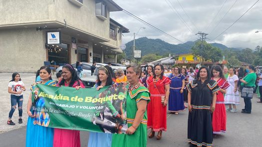 El desfile se realizó en horas de la tarde y contó con carros alegóricos que formaron parte de la actividad en el centro de Boquete.