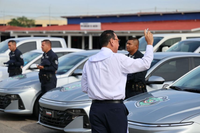 Esta dotación de vehículos se realizó en una ceremonia en la sede de la Policía Nacional en Ancón. Esta dotación de vehículos se realizó en una ceremonia en la sede de la Policía Nacional en Ancón.