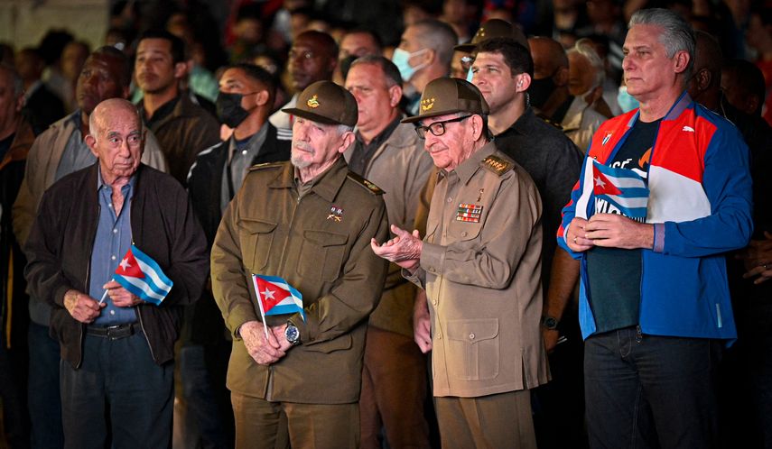El presidente de Cuba, Miguel Díaz-Canel, fue reelegido el miércoles sin sorpresas para un segundo y último mandato de cinco años por el Parlamento.