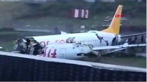 Un avión se sale de pista en Estambul al aterrizar y se parte en 3