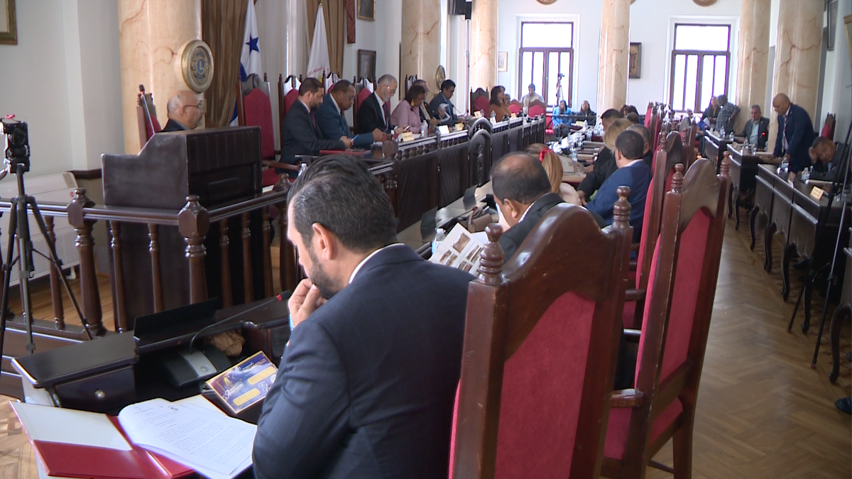 Alcalde gastará un millón de dólares en desfile y entrega de bonos