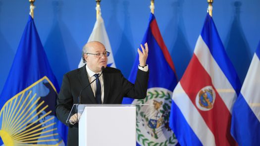 El Grupo Banco Interamericano de Desarrollo (BID) lanzó este martes dos nuevas iniciativas regionales para modernizar la logística y fortalecer el talento digital en Centroamérica, en el marco de la 39 Reunión de Gobernadores del organismo en Panamá.