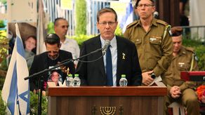 El presidente de Israel, Isaac Herzog, afirmó este lunes que evaluará únicamente los intereses del Estado de Israel y de la sociedad israelí al estudiar la petición de indulto presentada ante él por el primer ministro, Benjamín Netanyahu, según un mensaje oficial que ha compartido su portavoz en sus canales oficiales.&nbsp;
