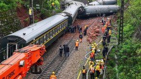 Un muerto y 127 heridos en descarrilamiento de un tren en China