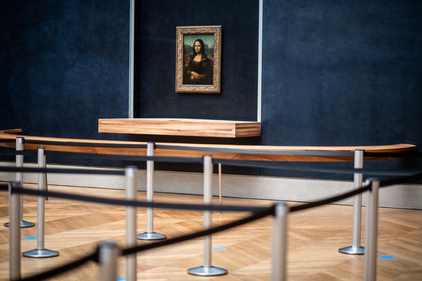 Una protegida Gioconda recibe un tartazo en el Louvre