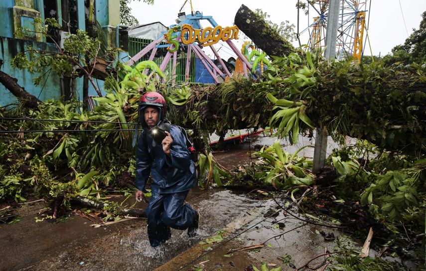 La tormenta tropical Julia entró este domingo por la noche en el Pacífico en su camino hacia El Salvador después de dejar dos muertos en Honduras e inundaciones y daños materiales en Nicaragua.