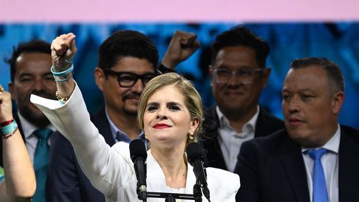 La derechista Laura Fernández fue elegida presidenta de Costa Rica al arrasar en las elecciones del domingo con su promesa de mano dura contra el narcotráfico, en este país que por años fue considerado uno de los más seguros del continente. La derechista Laura Fernández fue elegida presidenta de Costa Rica al arrasar en las elecciones del domingo con su promesa de mano dura contra el narcotráfico, en este país que por años fue considerado uno de los más seguros del continente.