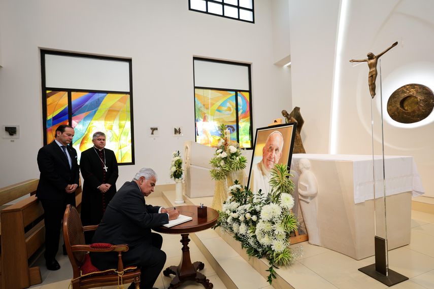 Panamá se suma al dolor por el deceso del papa Francisco. Mulino firma libro de condolencias