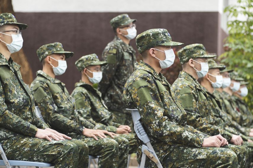 Taiwán regresa al servicio militar con rapado de jóvenes