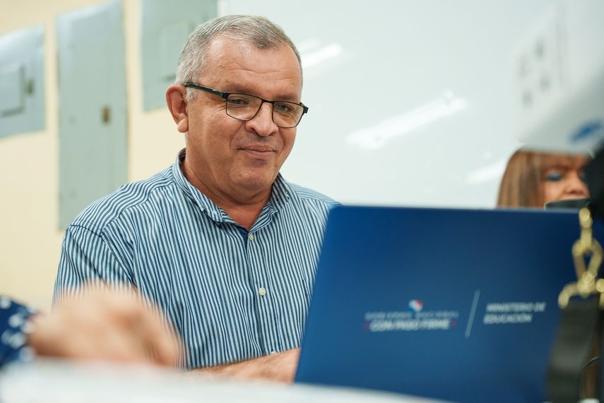 Miles de maestros de secundaria del sector público de Panamá han recibido computadoras fabricadas y optimizadas para hacer uso de la inteligencia artificial (IA) en la enseñanza y están siendo capacitados en competencias avanzadas, en el marco de un proyecto de transformación educativa a gran escala en el país centroamericano. Miles de maestros de secundaria del sector público de Panamá han recibido computadoras fabricadas y optimizadas para hacer uso de la inteligencia artificial (IA) en la enseñanza y están siendo capacitados en competencias avanzadas, en el marco de un proyecto de transformación educativa a gran escala en el país centroamericano.
