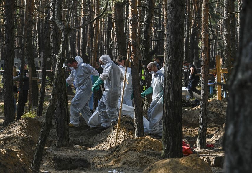 Rusia calificó este lunes de "mentiras" las informaciones sobre el descubrimiento de cientos de cuerpos y de una fosa común en Izium, en el este de Ucrania, tras la retirada de las fuerzas rusas de esa región. 