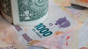 El peso argentino cierra el año como la segunda moneda más devaluada del mundo