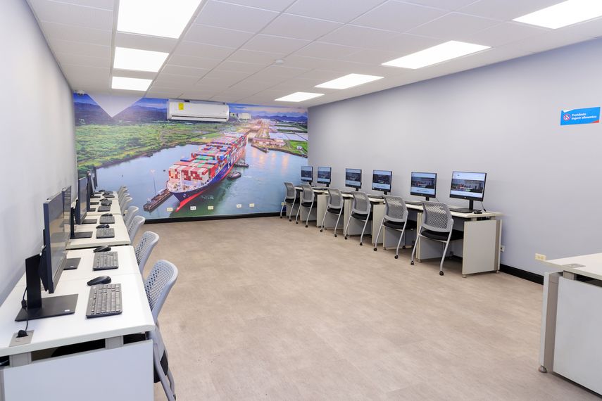 El Canal de Panamá reabrió el Centro de Atención de Reclutamiento este martes 7 de enero de 2025, esto con el objetivo de brindar orientación a los panameños interesados en las posiciones laborales que se publican en el portal oficial de empleos, ofreciendo un espacio accesible a los solicitantes que presenten dificultades al utilizar la plataforma. El Canal de Panamá reabrió el Centro de Atención de Reclutamiento este martes 7 de enero de 2025, esto con el objetivo de brindar orientación a los panameños interesados en las posiciones laborales que se publican en el portal oficial de empleos, ofreciendo un espacio accesible a los solicitantes que presenten dificultades al utilizar la plataforma.