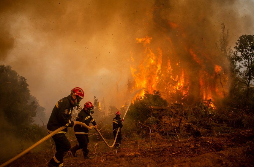 Tres personas han muerto en los incendios que han devastado casi 100.000 hectáreas en Grecia desde el 29 de julio.