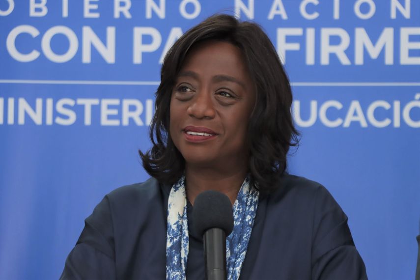 Meduca firma contrato para iniciar programa Internet para Todos en las escuelas del país