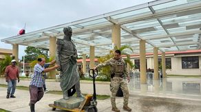 El Centro de Arte y Cultura de Colón (CACCO), realiza trabajos de mantenimiento sobre la escultura.