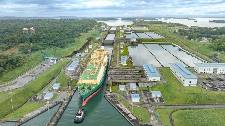 Un tripulante indio cae al lago del canal de Panamá y es buscado por buzos. Un tripulante indio cae al lago del canal de Panamá y es buscado por buzos.