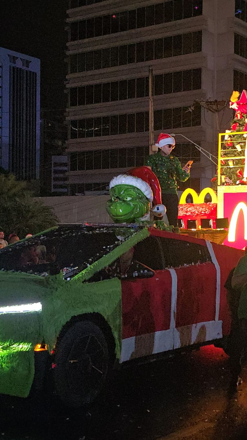 El alcalde capitalino Mayer Mizrachi confirmó desde ya la fecha para el Desfile de Navidad 2026. Se realizará el domingo 19 de diciembre.
