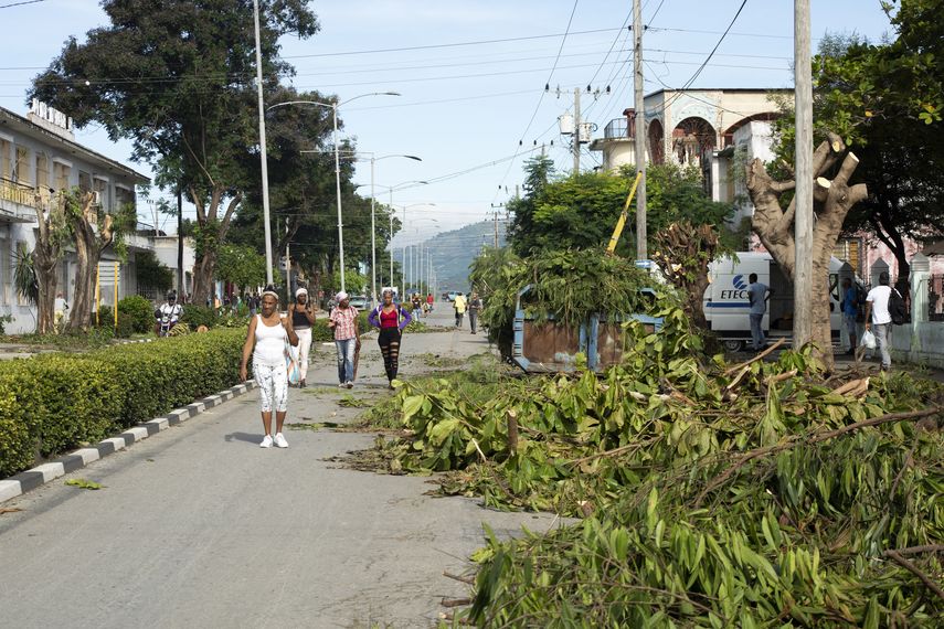 Con la poda de &aacute;rboles, Cuba se prepara para la llegada del hurac&aacute;n Melissa. AFP