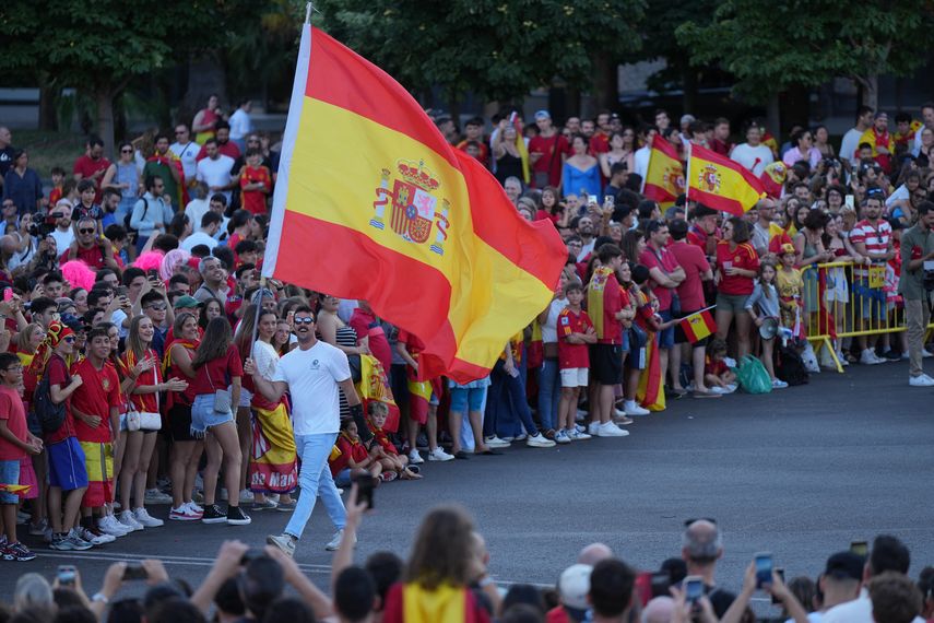 La selección española de fútbol recorrió este lunes unas calles de Madrid abarrotadas de aficionados que quisieron rendir homenaje a los campeones de la Eurocopa tras su victoria ante Inglaterra en la final (2-1). La selección española de fútbol recorrió este lunes unas calles de Madrid abarrotadas de aficionados que quisieron rendir homenaje a los campeones de la Eurocopa tras su victoria ante Inglaterra en la final (2-1).
