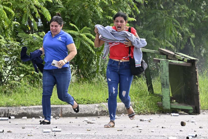  La Policía informó de al menos 25 detenidos durante las manifestaciones realizadas en muchos puntos del país, en rechazo al contrato minero. La Policía informó de al menos 25 detenidos durante las manifestaciones realizadas en muchos puntos del país, en rechazo al contrato minero.
