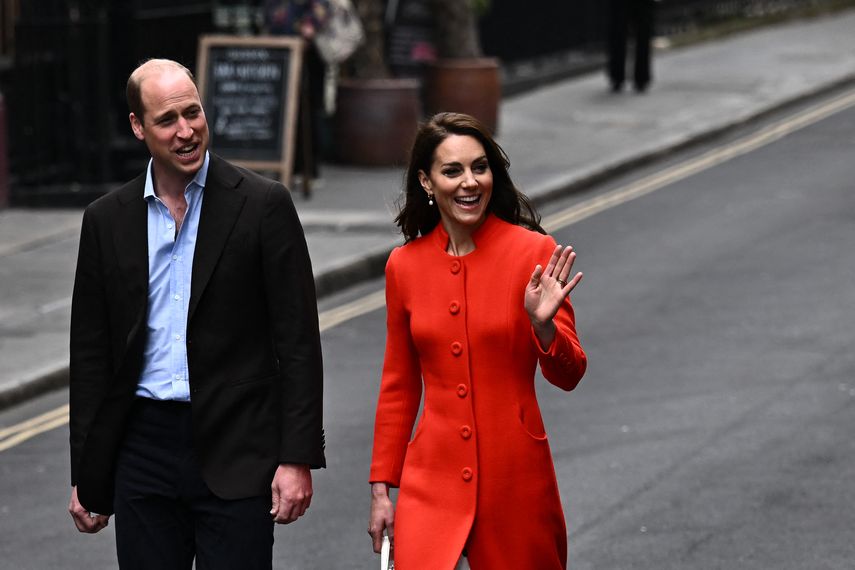 Príncipes de Gales toma el metro antes de la coronación