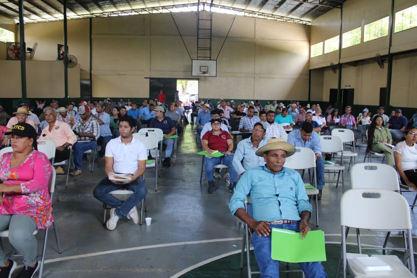 Productores, estudiantes agropecuarios, juventud rural y técnicos de las provincias de Coclé, Los Santos, Herrera y Veraguas escucharon el discurso del ministro del MIDA. Productores, estudiantes agropecuarios, juventud rural y técnicos de las provincias de Coclé, Los Santos, Herrera y Veraguas escucharon el discurso del ministro del MIDA.