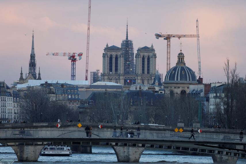 Francia: Nueva aguja de Notre Dame ya es visible para los parisinos