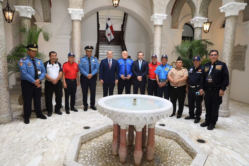 Bomberos de Centroamérica y el Caribe visitaron el Palacio de las Garzas