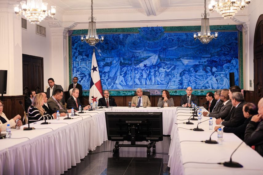 Una reunión con los diputados de la bancada de Realizando Metas (RM) sostuvo, este lunes, el presidente de la República, José Raúl Mulino, en donde los diputados manifestaron su total apoyo al proyecto de ley de la Caja de Seguro Social (CSS) que se impulsa en primer debate. Una reunión con los diputados de la bancada de Realizando Metas (RM) sostuvo, este lunes, el presidente de la República, José Raúl Mulino, en donde los diputados manifestaron su total apoyo al proyecto de ley de la Caja de Seguro Social (CSS) que se impulsa en primer debate.