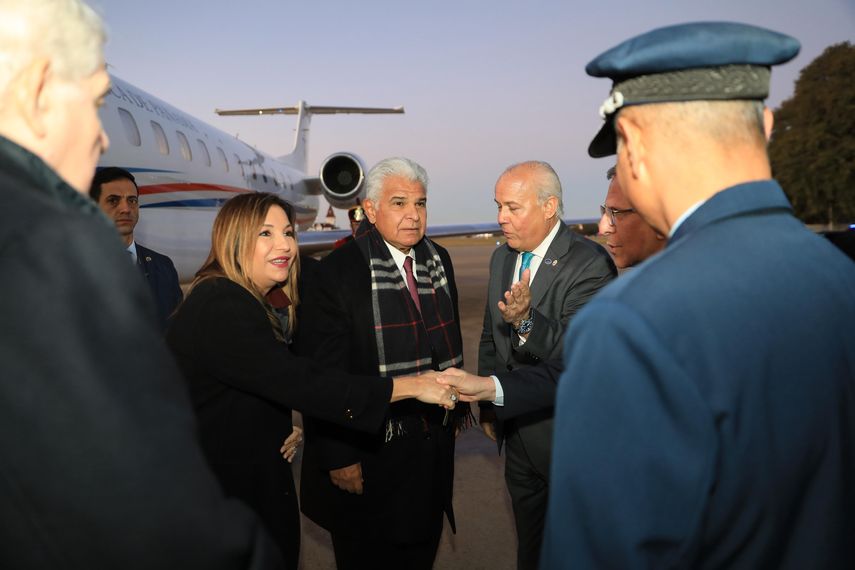 Durante esta visita oficial a Argentina, acompañan al presidente Mulino la primera dama, Maricel Cohen de Mulino. Durante esta visita oficial a Argentina, acompañan al presidente Mulino la primera dama, Maricel Cohen de Mulino.