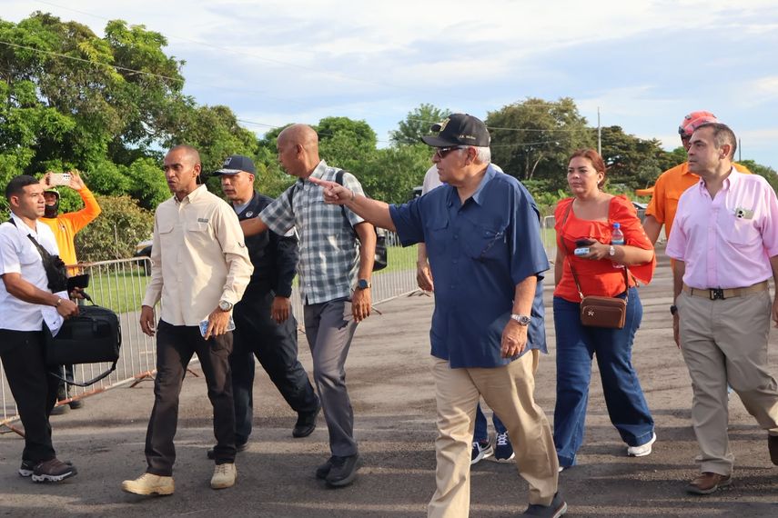 El presidente Mulino visita las aéreas más afectadas por el terremoto