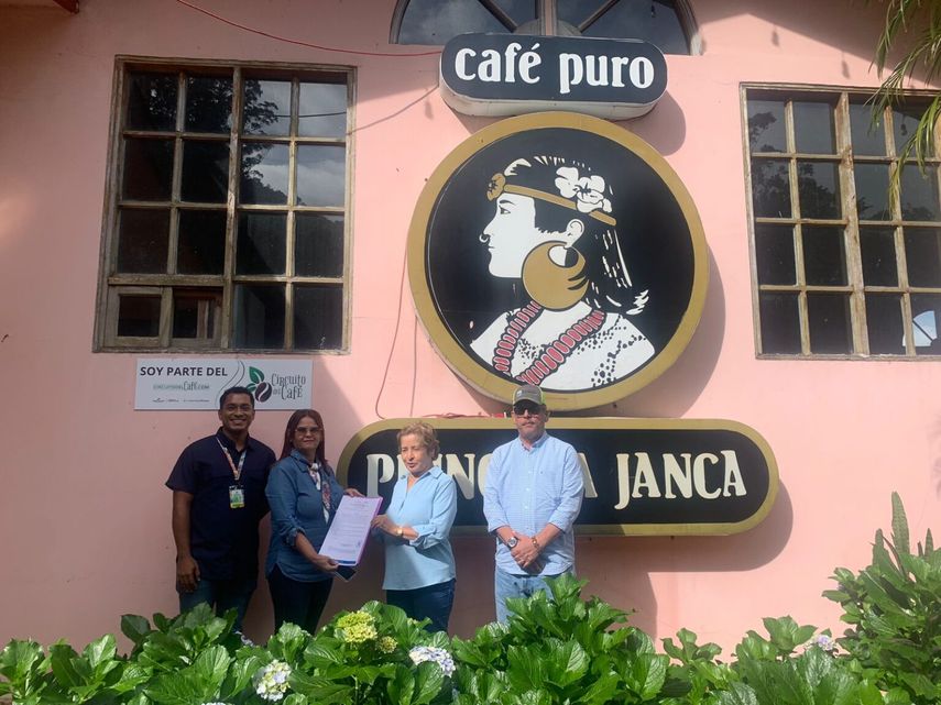 La Dirección Nacional de Agroindustrias del Ministerio de Desarrollo Agropecuario (MIDA) realizó la entrega oficial de certificaciones agroindustriales a tres destacadas empresas que han demostrado excelencia en buenas prácticas, innovación y valor agregado. La Dirección Nacional de Agroindustrias del Ministerio de Desarrollo Agropecuario (MIDA) realizó la entrega oficial de certificaciones agroindustriales a tres destacadas empresas que han demostrado excelencia en buenas prácticas, innovación y valor agregado.