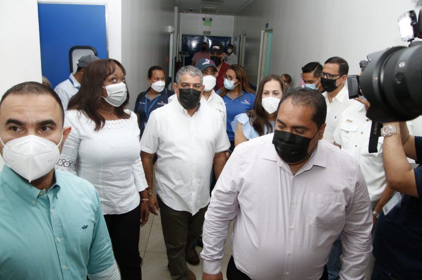 Paralelamente el titular de Salud verificó diversos centros habilitados en el proceso de vacunación en el distrito de Arraiján dende reiteró a la población continuar con las medidas de bioseguridad aun después de inmunizarse.&nbsp;